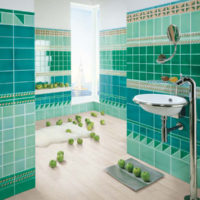 Smaragdová barva na stěnách koupelny