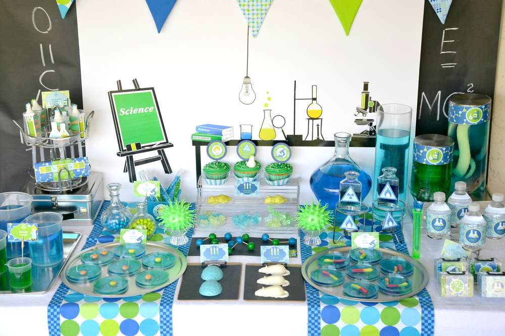 Decoratie van de feesttafel voor de verjaardag van de jonge chemicus