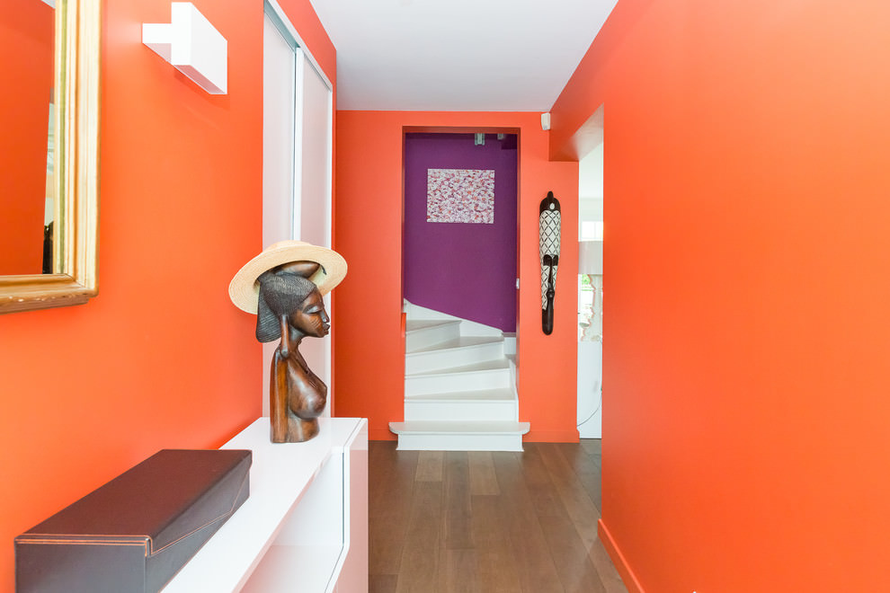 Het interieur van de gang van een stedelijk appartement in oranje