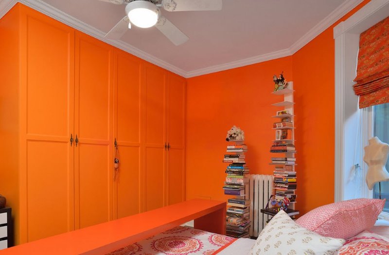 Miegamojo dizainas oranžinis su langais į šiaurinę namo pusę