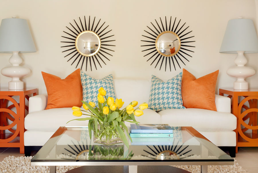 Oranžinės pagalvės ant sofos svetainės interjere