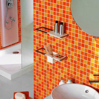 Оранжева мозайка в интериора на банята на градски апартамент