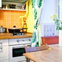 Оранжева престилка с плочки в кухнята на градски апартамент