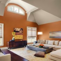 Oranje muren in een kamer met hoog plafond