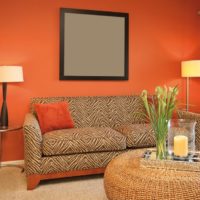 مربع رمادي على خلفية الجدران البرتقالية في غرفة المعيشة