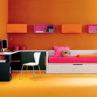 ظلال مختلفة من اللون البرتقالي في تصميم غرفة المعيشة