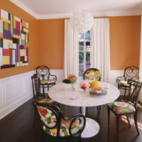 Контраст на бяло и оранжево в дизайна на трапезарията