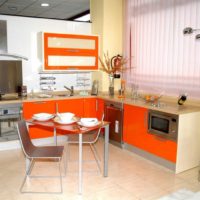 Кухненски шкафове с оранжеви фасади