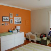 Oranžinė siena vaikų kambaryje