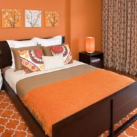 Oranžinė vyrauja dekoruojant miegamąjį
