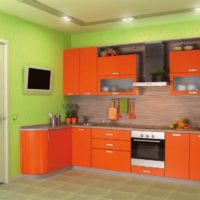Žalios sienos ir oranžinis virtuvės komplektas