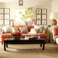 Oranžový nábytek v interiéru obývacího pokoje