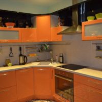 Akrilo fasadai oranžinės spalvos virtuvėje