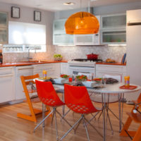 Ryškių oranžinių atspalvių naudojimas virtuvės interjere