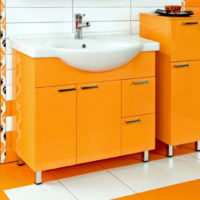 Oranžinė praustuvo spintelė vonios kambaryje