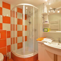 Smėlio ir oranžinės spalvos derinys vonios kambario interjere