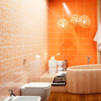 Oranje keramische tegels in de badkamer van een stadsappartement