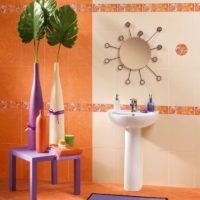 Стенна и подова декорация в банята с оранжеви плочки