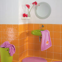 Oranje tegel in de badkamer
