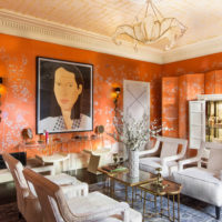 Oranžová tapeta v interiéru obývacího pokoje