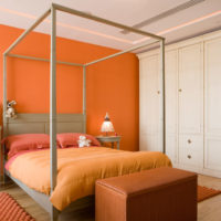 Модерна оранжева спалня