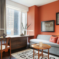 Grijze en oranje kleuren in het interieur van een slaapkamer