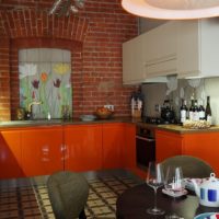 Oranžinė spalva palėpės stiliaus virtuvėje
