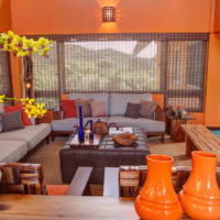 اللون البرتقالي في المناطق الداخلية للغرفة بأسلوب شرقي.