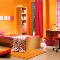 Ryškiai oranžiniai atspalviai miegamojo dizaine