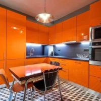 Blizgūs oranžiniai frontonai virtuvėje