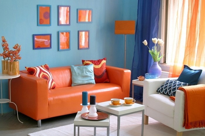 Oranje kleur in het interieur van de woonkamer