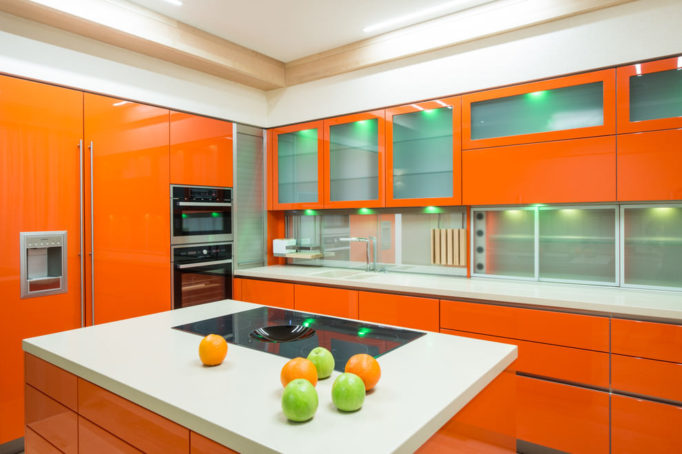 Oranžinės ir baltos spalvos derinys virtuvės interjere