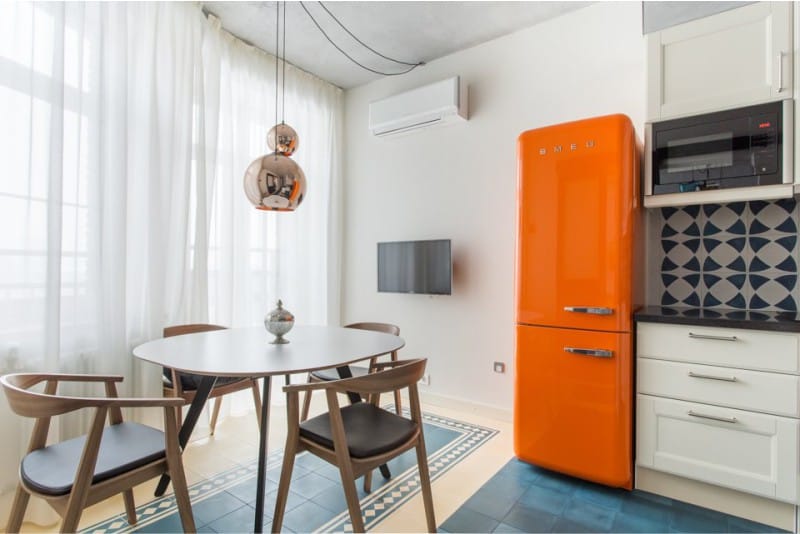 Design de bucătărie albă cu frigider portocaliu