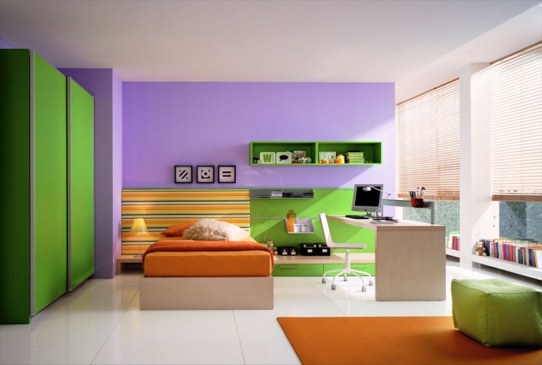 غرفة معيشة بأسلوب مستقبلي تجمع بين الألوان البرتقالية والأرجوانية.