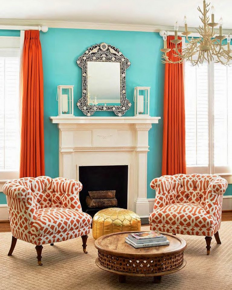 Oranžové závěsy a modré stěny v designu obývacího pokoje