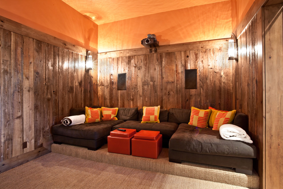 Интериор за домашно кино с оранжев таван