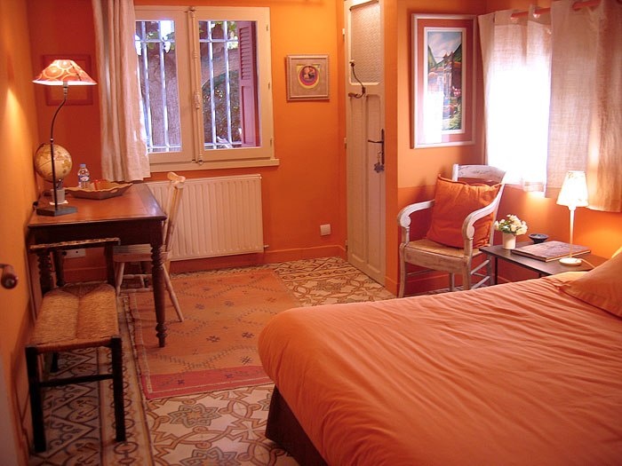 Oranje slaapkamer interieur in Provençaalse stijl