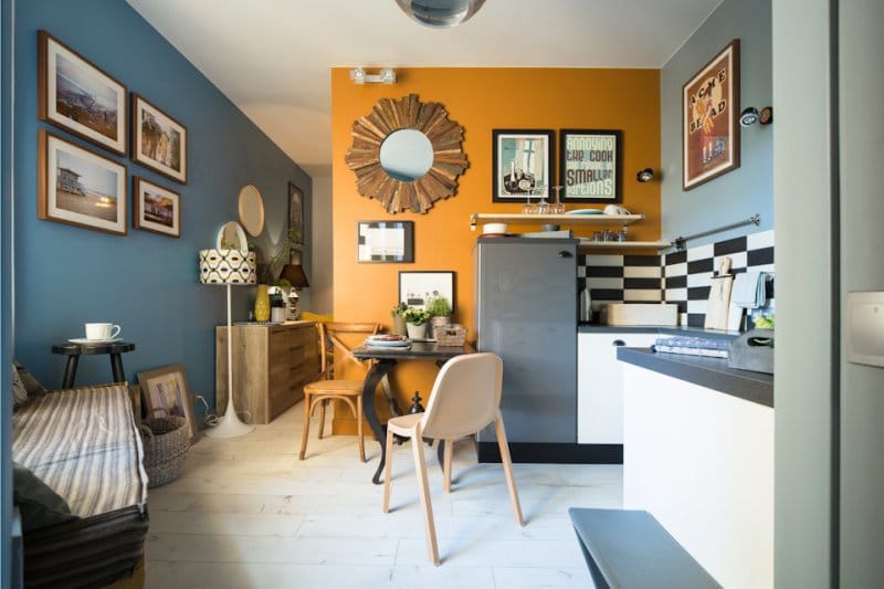Design de bucătărie în stil retro folosind portocaliu în vopsirea pereților.