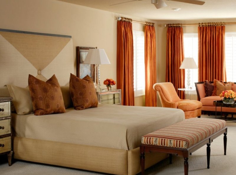 Оранжеви завеси в дизайна на спалнята