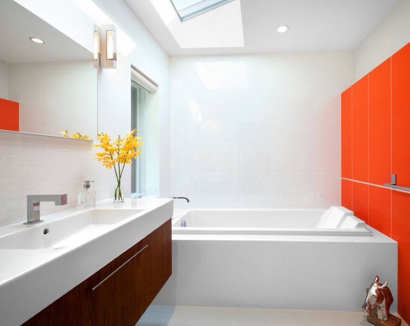 Oranžinės ir baltos spalvos derinys vonios kambaryje