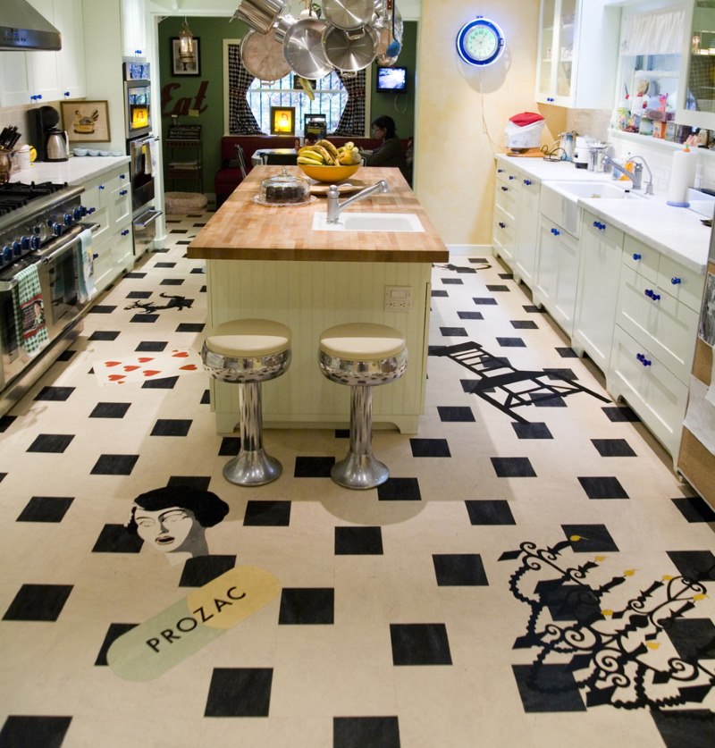 Originalus grindų dizainas virtuvėje naudojant neįprastą linoleumą