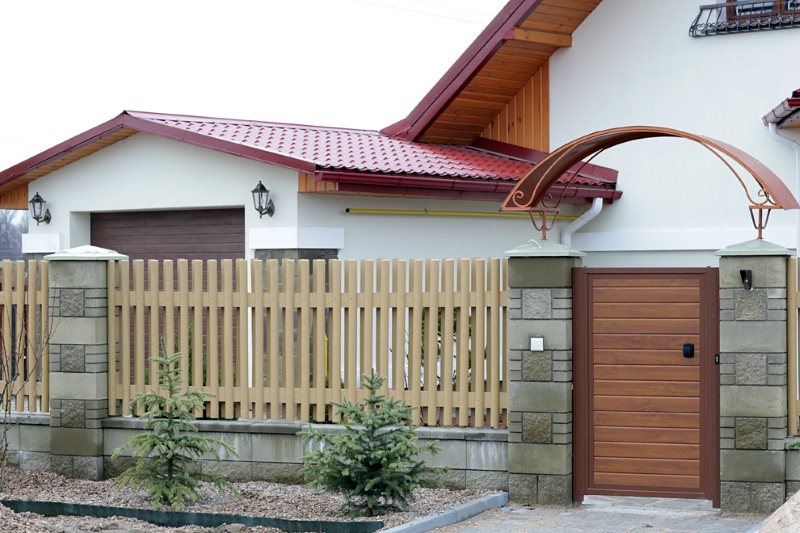 Gard modern în fața unei case de țară