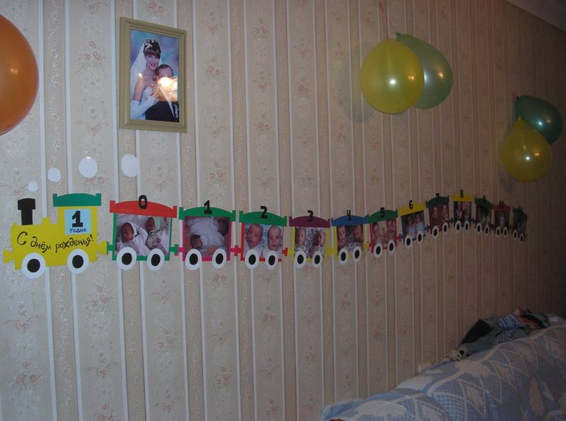 Bērnu fotoattēlu kolāža dzimšanas dienas istabas noformējumā