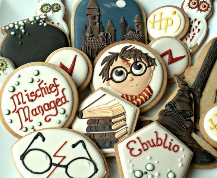 Soubory cookie s tématem Harryho Pottera pro zdobení stolu k narozeninám dítěte