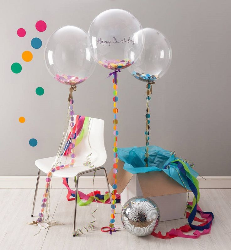 Hélium léggömbök egy kis baba születésnapjának díszítéséhez