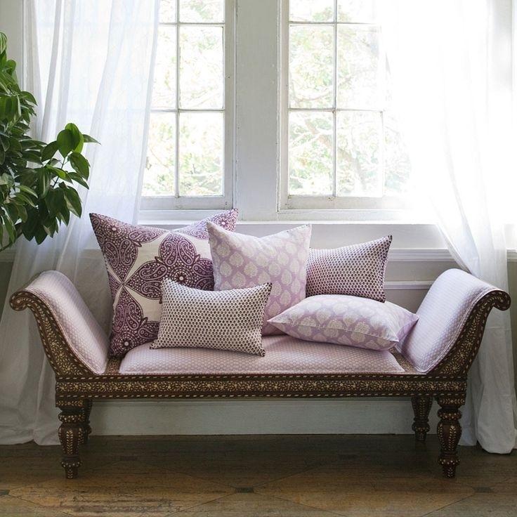 Sofa lavender bergaya di hadapan tingkap di ruang tamu
