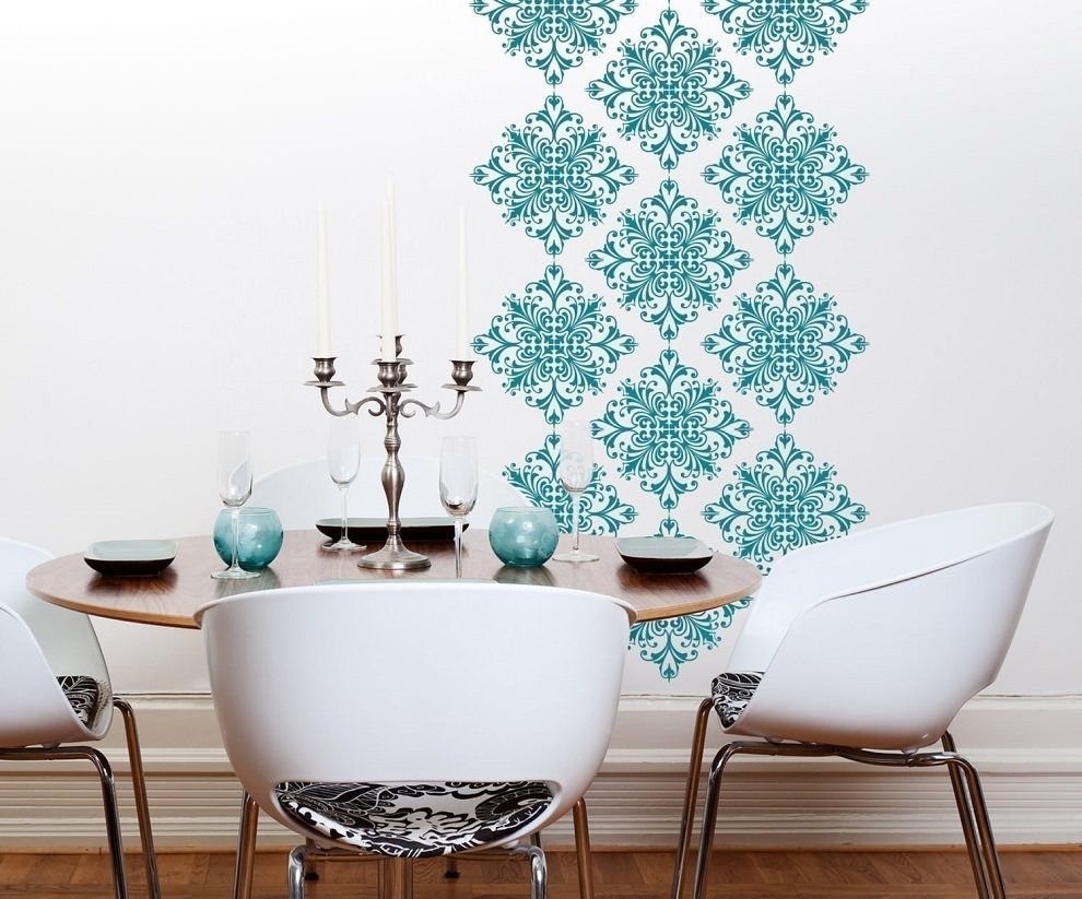 Fă-ți singur ornament pe peretele bucătăriei cu un stencil