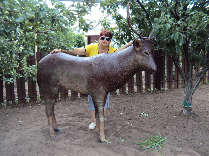 Patung rusa Jauh Timur yang diperbuat daripada buih poliuretana dalam hiasan pondok musim panas