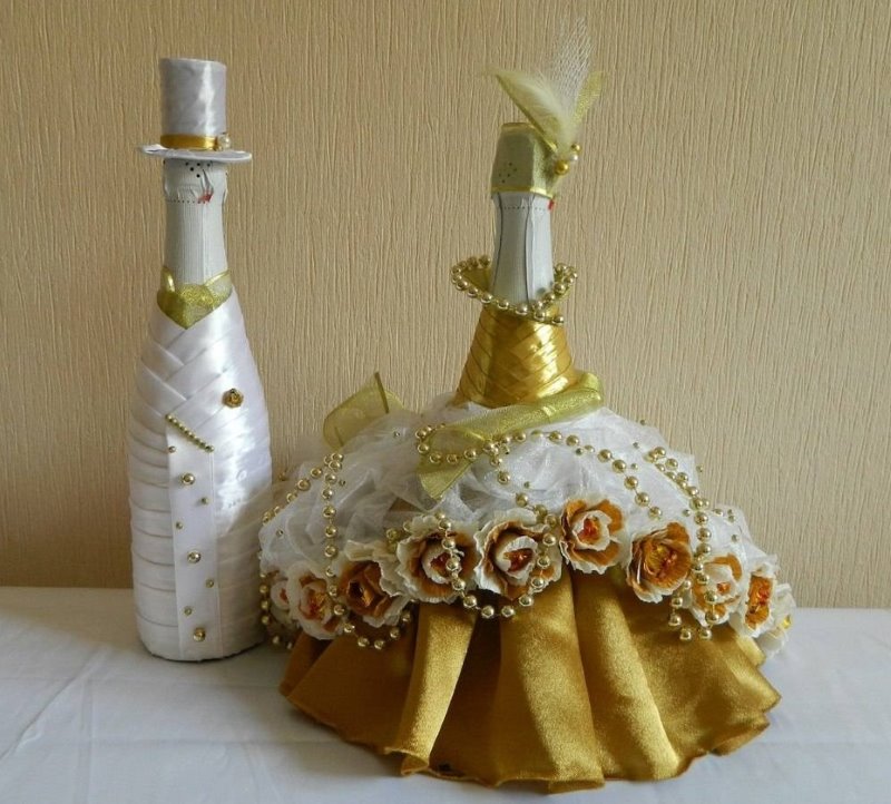 Sticla de șampanie DIY într-o rochie de mireasă elegantă