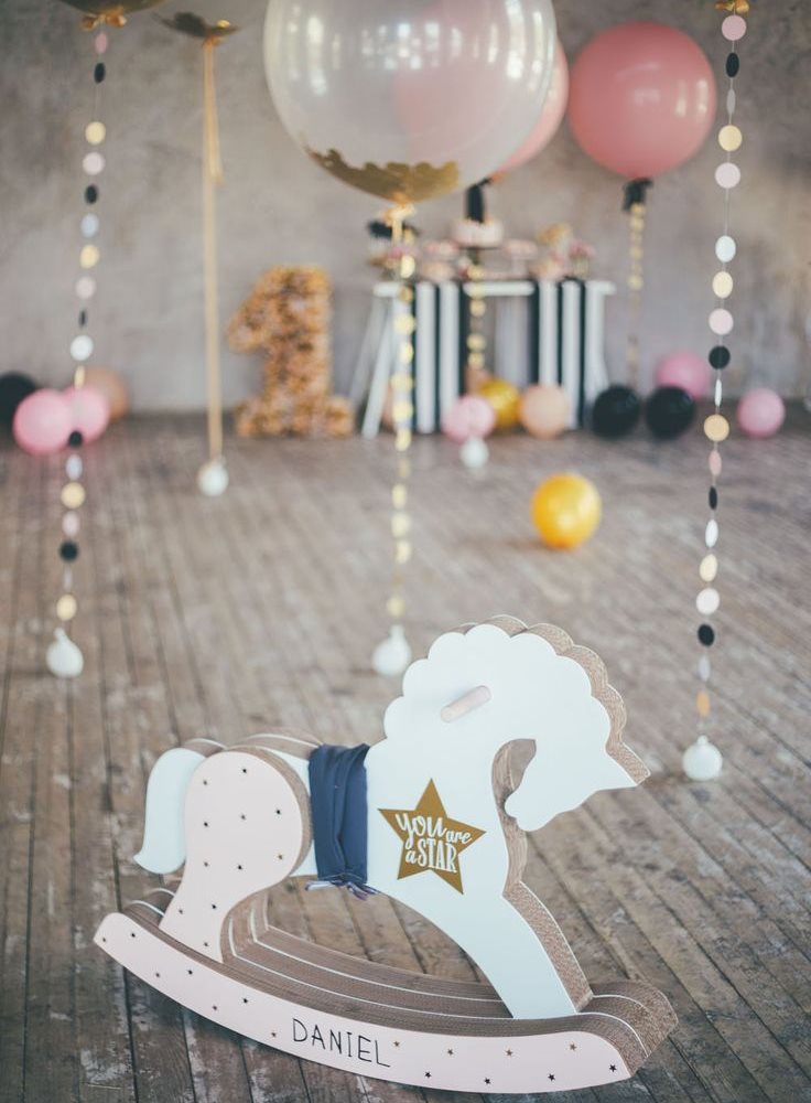 Hēlija baloni ar vītnēm bērnu dzimšanas dienas noformējumā.